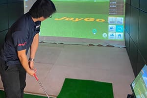 沖縄県設置ラッシュ第二弾！糸満市に新規オープンするゴルフバー様に、弊社ゴルフシミュレーター「JoyGolf Smart+（フルオートティー搭載）」を設置いたしました！