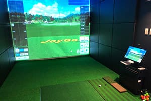 愛知県の企業様事務所に、福利厚生の一環で弊社ゴルフシミュレーター「JoyGolf Smart+」を設置いたしました！施工の流れも動画でご覧いただけます。