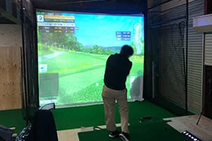 愛知県の個人様ガレージに、弊社ゴルフシミュレーター「JoyGolf Smart+」を設置いたしました！施工の流れも動画でご覧いただけます。