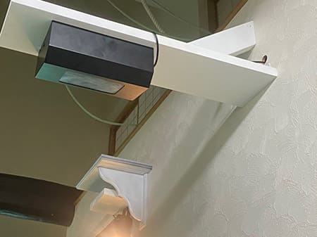 センサー、プロジェクターを専用板で設置