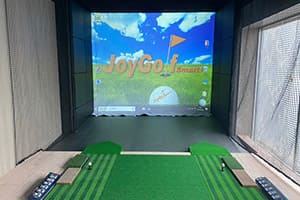 沖縄県那覇市のゴルフバー兼工房様に、弊社ゴルフシミュレーター「JoyGolf Smart+（左右打ち対応）」を設置いたしました！
