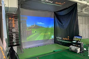 東京都の「サンクチュアリ六本木店」様に、弊社ゴルフシミュレーター「JoyGolf Smart+（スウィングプレート付き）」を設置いたしました！