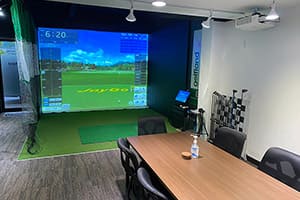 福岡県中部の太宰府にあるゴルフランド福岡OFFICEではシミュレーションゴルフの試打ができます