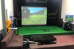 愛知県名古屋市のゴルフランド名古屋OFFICEではシミュレーションゴルフの試打ができます