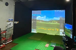 沖縄県那覇市の国際通り沿いゴルフランド沖縄OFFICEではシミュレーションゴルフの試打ができます