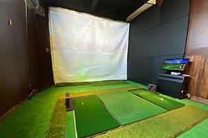 以前設置いただいた埼玉県草加市のゴルフバー「Golf Lady THREE」様に、「G-shot Smart2」の左打席を追加いたしました。