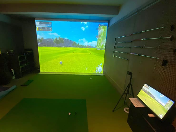 ゴルフランド社製シミュレーションゴルフ「JoyGolf Smart+」を設置