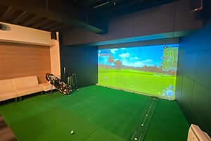 福岡県で新規オープンするゴルフバー様に、弊社ゴルフシミュレーター「JoyGolf Smart+」を設置いたしました！施工の流れも動画でご覧いただけます。