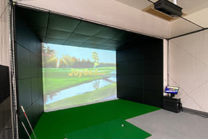 宮崎県の企業様に、福利厚生の一環で弊社ゴルフシミュレーター「JoyGolf Smart+」を設置いたしました！施工の流れも動画でご覧いただけます。