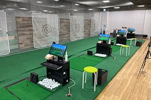 東京都のサンクチュアリ池袋駅前店様に、弊社ゴルフシミュレーター「G-shot Smart2」を複数台設置いたしました！プレオープンには片山晋呉プロも特別参加！