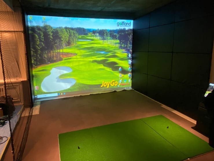 ゴルフランド社製シミュレーションゴルフ「JoyGolf Smart+」を設置