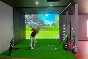 三重の企業様所有のガレージに福利厚生の一環として弊社ゴルフシミュレーター「JoyGolf Smart+」を設置いたしました！