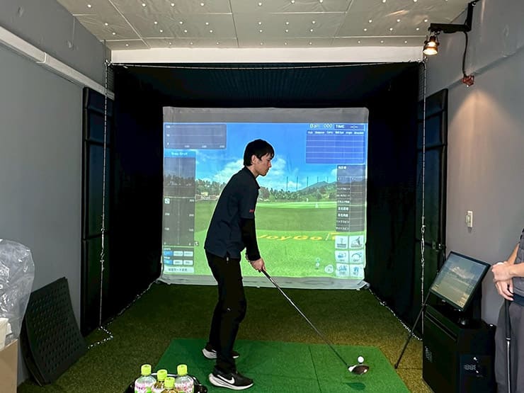 ゴルフランド社製シミュレーションゴルフ「JoyGolf Smart+」を設置