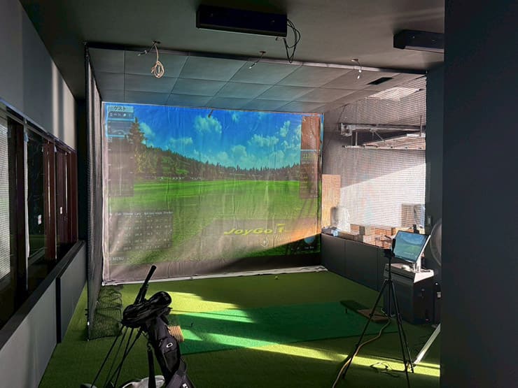 ゴルフランド社製シミュレーションゴルフ「JoyGolf Smart+」を設置